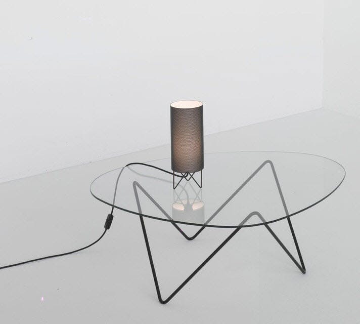 Eksklusivt og asymmetrisk i glass Glassbord fra Gubi